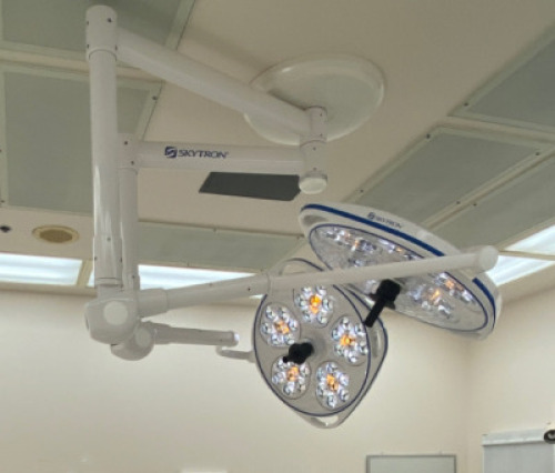 SKYTRON STELLAR XL DUAL HEAD CENTER MOUNT SURGICAL LIGHT