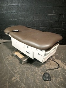 MIDMARK 623-008 EXAM TABLE WITH FOOT CONTROLS