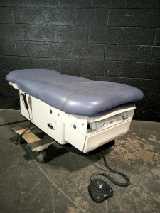 MIDMARK 104623-008 EXAM TABLE WITH FOOT CONTROLS