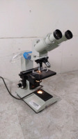 AUS JENA LABOVAL 4 LAB MICROSCOPE WITH 2 EYEPIECES (P10X 18 GLASSES), 4 OBJECTIVES (3.2, 10, 40, 100)