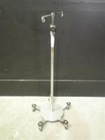 IV POLE ON ROLLING STAND