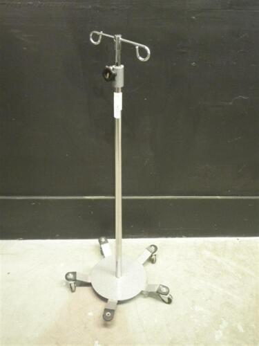 IV POLE ON ROLLING STAND