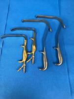 BIN OF ENDOSCOPIC RETRACTORS