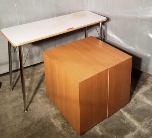 LOT OF 3 TABLES