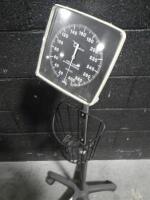 SPHYGMOMANOMETER ON ROLLING STAND