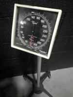 SPHYGMOMANOMETER ON ROLLING STAND