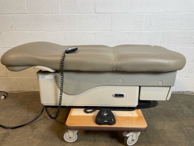 MIDMARK EXAM TABLE W/HAND CONTROL & FOOTSWITCH
