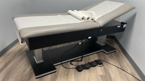 HAUSMAN INDUSTRIES 4797 POWERED BARIATRIC HI-LO TREATMENT TABLE WITH FOOTSWITCH
