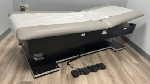 HAUSMAN INDUSTRIES 4797 POWERED BARIATRIC HI-LO TREATMENT TABLE WITH FOOTSWITCH