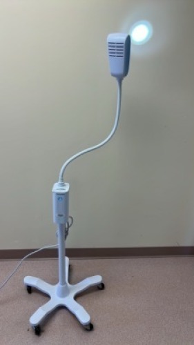 WELCH ALLYN REF GS 300 GENERAL EXAM LIGHT WITH ON MOBILE FLOOR STAND