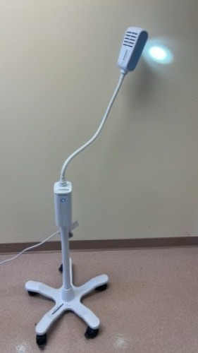 WELCH ALLYN REF GS 300 GENERAL EXAM LIGHT WITH ON MOBILE FLOOR STAND