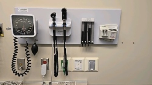 WELCH ALLYN INTEGRATED WALL BOARD SYSTEM TO INCLUDE: 777 TRANSFORMER WITH REF 23810 MACRO VIEW OTOSCOPE, REF 901022 PANOPTIC OPHTHALMOSCOPE, SPHYGMOMANOMETER, DIGITAL THERMOMETER DOCK STATION, SPECULA TIP DISPENSER