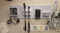 WELCH ALLYN INTEGRATED WALL BOARD SYSTEM TO INCLUDE: 777 TRANSFORMER WITH REF 23810 MACRO VIEW OTOSCOPE, REF 901022 PANOPTIC OPHTHALMOSCOPE, SPHYGMOMANOMETER, DIGITAL THERMOMETER DOCK STATION, SPECULA TIP DISPENSER