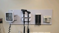 WELCH ALLYN INTEGRATED WALL BOARD SYSTEM TO INCLUDE: 777 TRANSFORMER WITH REF 23810 MACRO VIEW OTOSCOPE, REF 901022 PANOPTIC OPHTHALMOSCOPE, SPHYGMOMANOMETER, DIGITAL THERMOMETER DOCK STATION, SPECULA TIP DISPENSER