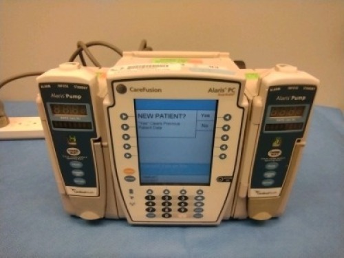 CAREFUSION ALARIS 8015 PC UNIT WITH QTY (2) CARDINAL HEALTH ALARIS 8100 SERIES INFUSION PUMP