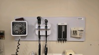 WELCH ALLYN INTEGRATED WALL BOARD SYSTEM TO INCLUDE: 777 TRANSFORMER WITH REF 23810 MACRO VIEW OTOSCOPE, REF 901022 PANOPTIC OPHTHALMOSCOPE, SPHYGMOMANOMETER, DIGITAL THERMOMETER DOCK STATION, SPECULA TIP DISPENSER