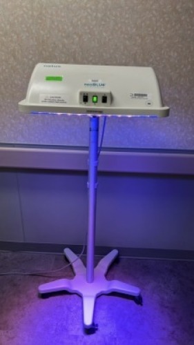NATUS NEOBLUE LED PHOTOTHERAPY SYSTEM ON VHRS VARIABLE HEIGHT ROLL STAND