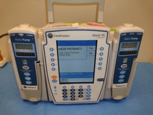 CAREFUSION ALARIS 8015 PC UNIT WITH QTY (2) CARDINAL HEALTH ALARIS 8100 SERIES INFUSION PUMP