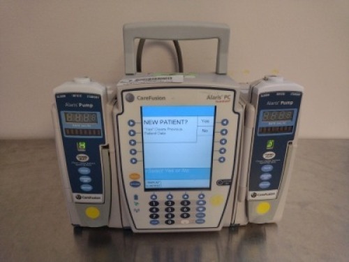 CAREFUSION ALARIS 8015 PC UNIT WITH QTY (2) CARDINAL HEALTH ALARIS 8100 SERIES INFUSION PUMP