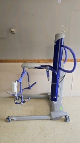 ARJO MAXI MOVE PATIENT LIFT WITH REMOTE, SLING, S.W.L 227KG/500 LB