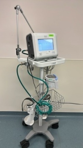 PHILIPS RESPIRONICS TRILOGY EV300 VENTILATOR ON ROLLING STAND WITH FISHER & PAYKEL MR850JHU RESPIRATORY HUMIDIFIER