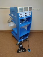 COVIDIEN VALLEYLAB FORCETRIAD ENERGY PLATFORM WITH E6008 FOOTSWITCH, E6019 DOME FOOTSWITCH ON CART