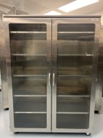 MOBILE STAINLESS STEEL DOUBLE GLASS DOOR, 5-SHELF CABINET (5')
