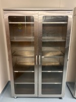 MOBILE STAINLESS STEEL DOUBLE GLASS DOOR, 5-SHELF CABINET (5')