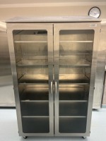 MOBILE STAINLESS STEEL DOUBLE GLASS DOOR, 5-SHELF CABINET (5')