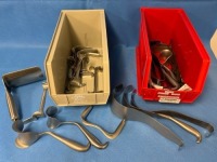 LOT OF ASSORTED RETRACTORS