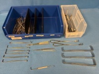LOT OF ASSORTED RETRACTORS