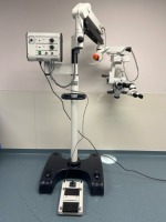 LEICA M690R SURGICAL MICROSCOPE WITH 10X/21, 10X/21 EYEPIECE, 10X/21B, 10X/21B EYPIECE, OBJECTIVE LENS, TYPE 10445600 FOOTSWITCH ON ROLLING STAND (SN 13169456)