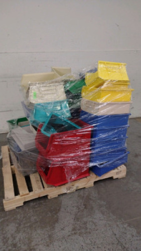 AKROBINS/QUANTUAM STORAGE LOT OF PLASTIC BINS