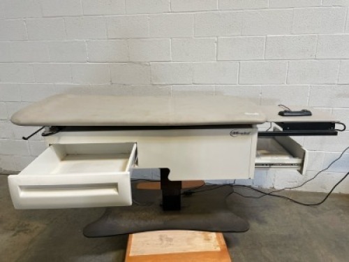 UMF EXAM TABLE W/FOOTSWITCH