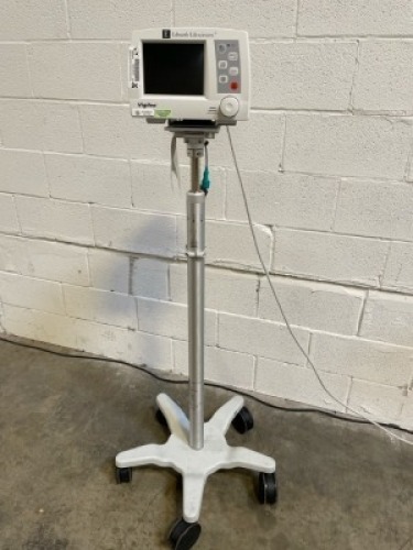 EDWARDS LIFESCIENCES VIGILEO PATIENT MONITOR ON ROLLING STAND