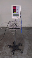 DATASCOPE ACUTORR PLUS VITAL SIGNS MONITOR ON ROLLING STAND