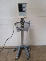 MINDRAY ACCUTORR PLUS PATIENT MONITOR ON ROLLING STAND