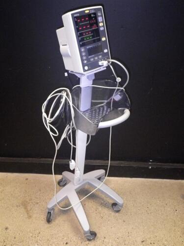 MINDRAY DATASCOPE ACCUTORR V PATIENT MONITOR ON ROLLING STAND