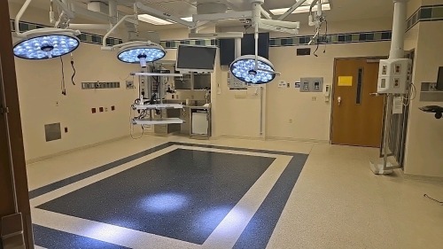 STRYKER VISUM 2 CEILING MOUNT DUAL HEAD SURGICAL LIGHTS WITH QTY. 2 CONTROL PANELS, SINGLE HEAD SURGICAL LIGHT, VISIONPRO LED DISPLAY MONITOR, SWITCHPOINT INFINITY 3 MEDIA ROUTER, CONTROL SYSTEM, QTY. 2 VISUM LED SURRGICAL LIGHT SYSTEM, NEC WALL MONITOR L