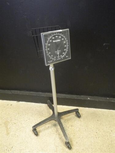 SPHYGMOMANOMETER ON ROLLING STAND