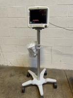 GE DASH 4000 PATIENT MONITOR ON ROLLING STAND