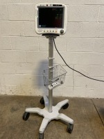 GE DASH 4000 PATIENT MONITOR ON ROLLING STAND