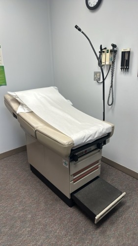 MIDMARK 404 EXAM TABLE WITH WELCH ALLYN 48200 LITE-BOX WITH LITE PIPE, LOC: PHYSICIANS OFFICE,