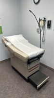MIDMARK 404 EXAM TABLE WITH WELCH ALLYN 48200 LITE-BOX WITH LITE PIPE, LOC: PHYSICIANS OFFICE,
