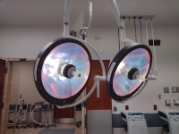 STERIS HARMONY LC DUAL HEAD CENTER MOUNT SURGICAL LIGHT WITH MONITOR ARM AND WALL CONTROL (COI REQUIRED)