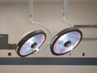 STERIS HARMONY LC DUAL HEAD CENTER MOUNT SURGICAL LIGHT WITH MONITOR ARM AND WALL CONTROL (COI REQUIRED)