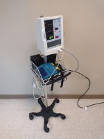 DATASCOPE ACCUTORR PLUS VITAL SIGNS MONITOR ON CART