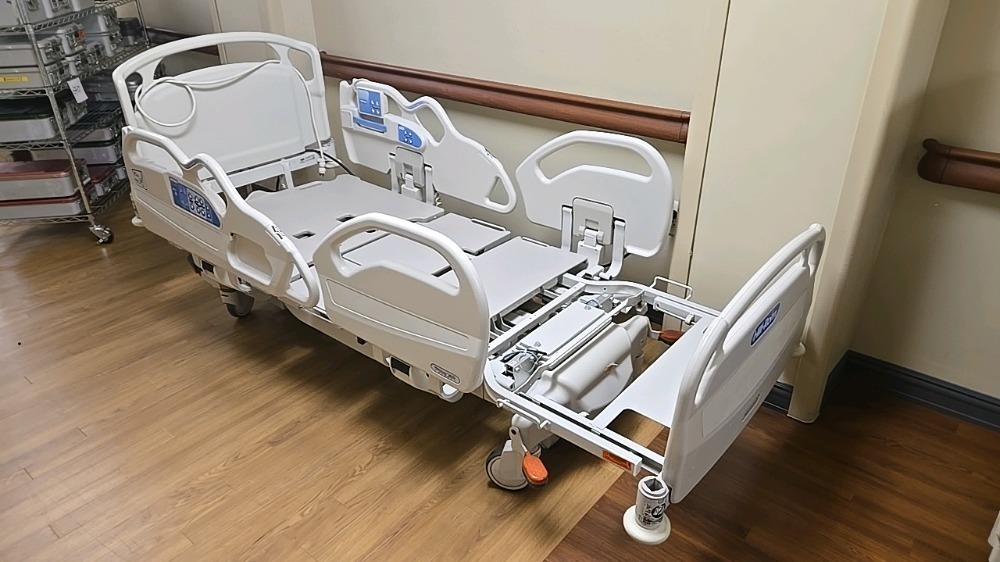 HILL-ROM ADVANTA 2 HOSPITAL BED, MF, NO MATTRESS, MISSING PANEL LOCATED ...