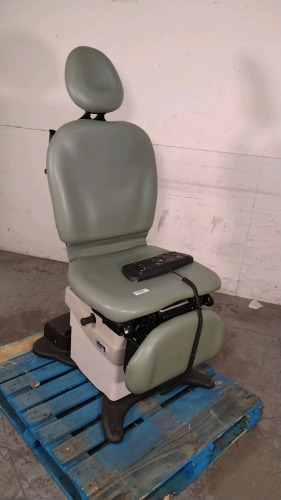 MIDMARK 630 POWER EXAM CHAIR WITH HAND AND FOOT CONTROLS