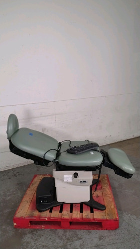 MIDMARK 630 POWER EXAM CHAIR WITH HAND AND FOOT CONTROLS
